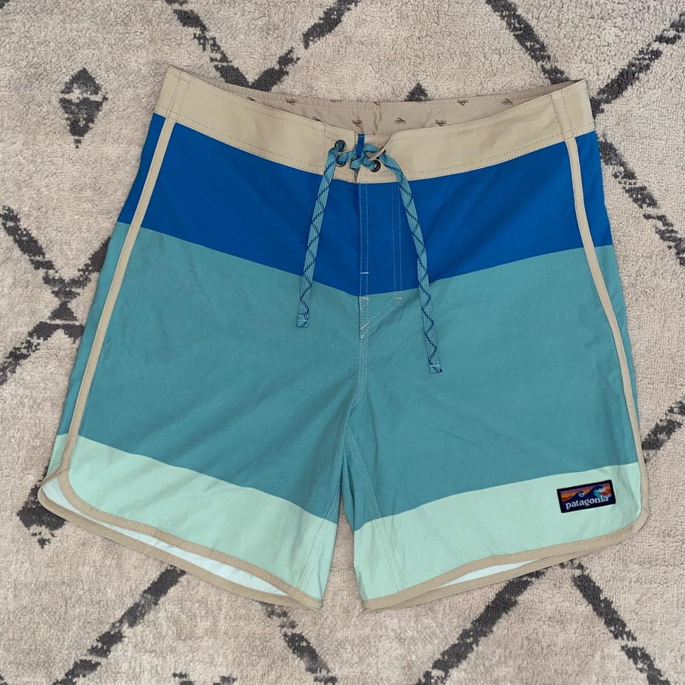 Patagonia Men’s Scallop Hem Stretch Wavefarer Boadshorts Blue Green Tan Size 33